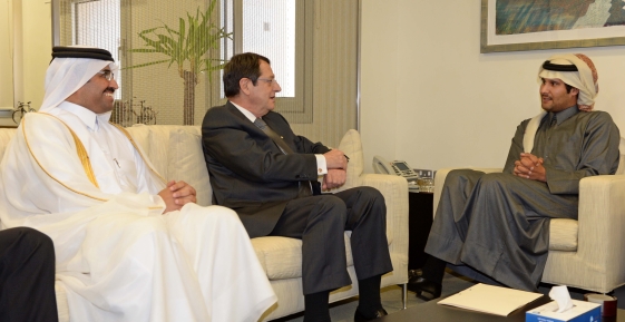 Photo showing meeting between chairman and country president.