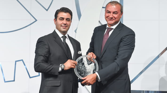 Photo showing chief executive receiving leadership award.