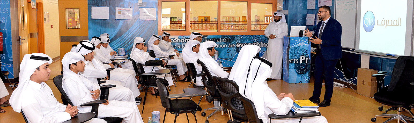 صورة تعليمية تشرح مفاهيم المال.