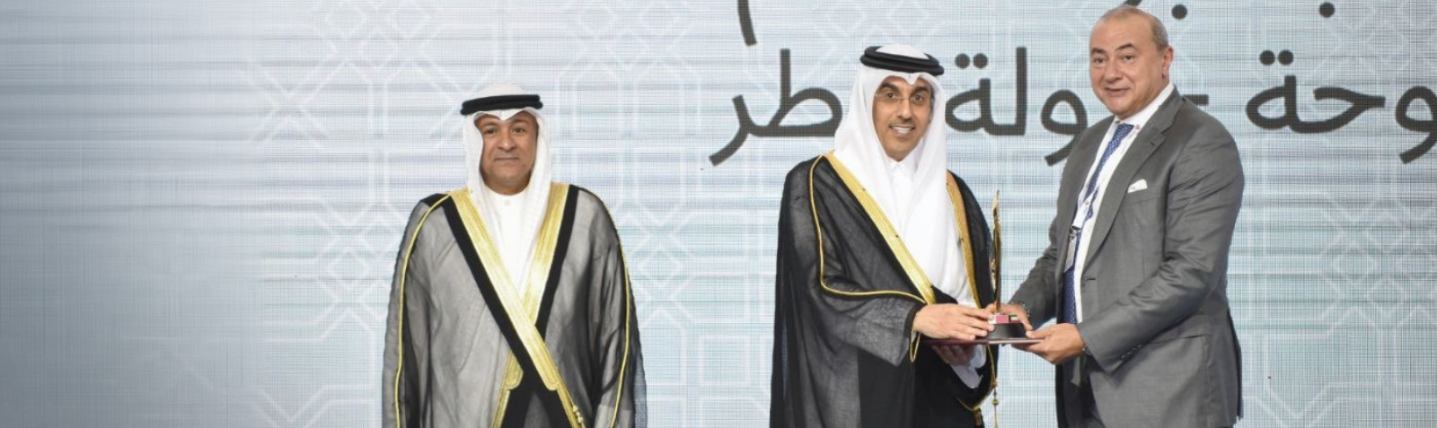 لافتة الصفحة الرئيسية تعرض صورة الرئيس التنفيذي للمجموعة
