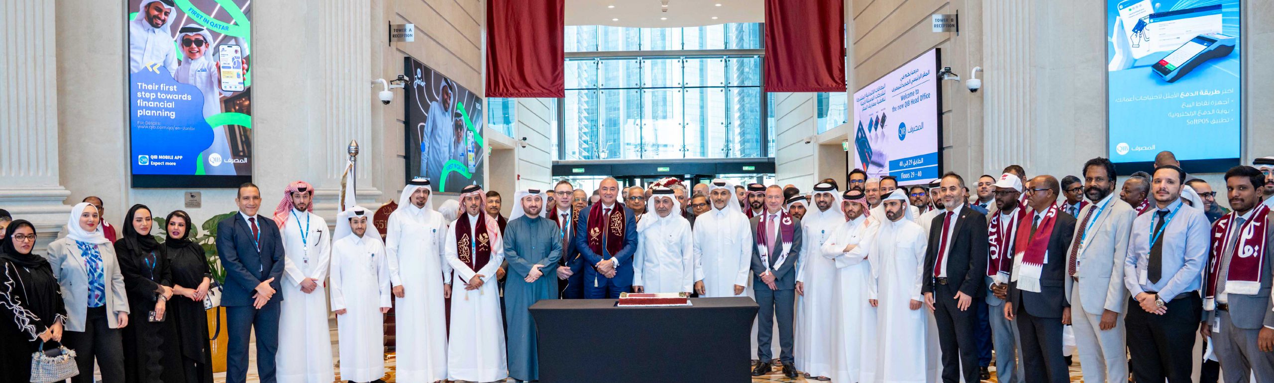لافتة رئيسية تحتفل باليوم الوطني مع رسالة العلامة التجارية