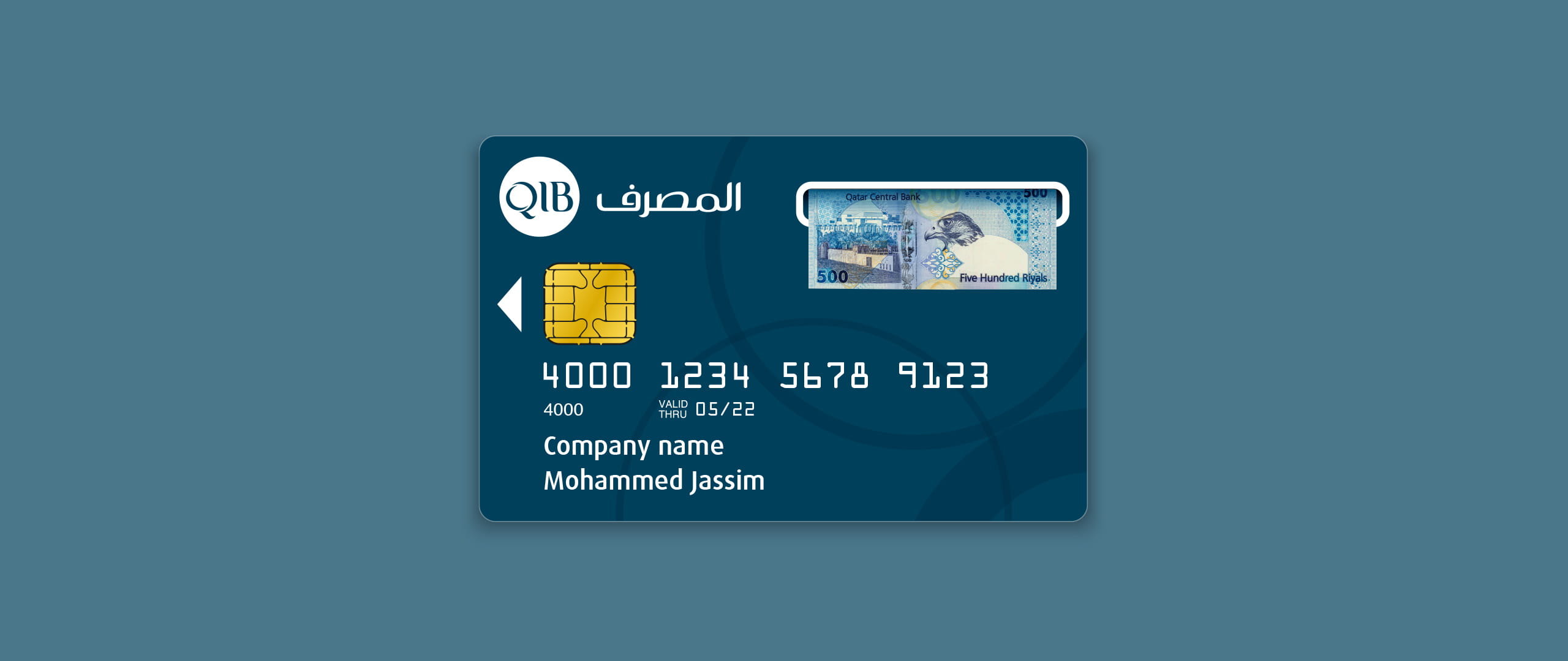 بطاقة الدفع مركزة على خلفية صلبة تظهر الرقم المخفي واسم حامل البطاقة.