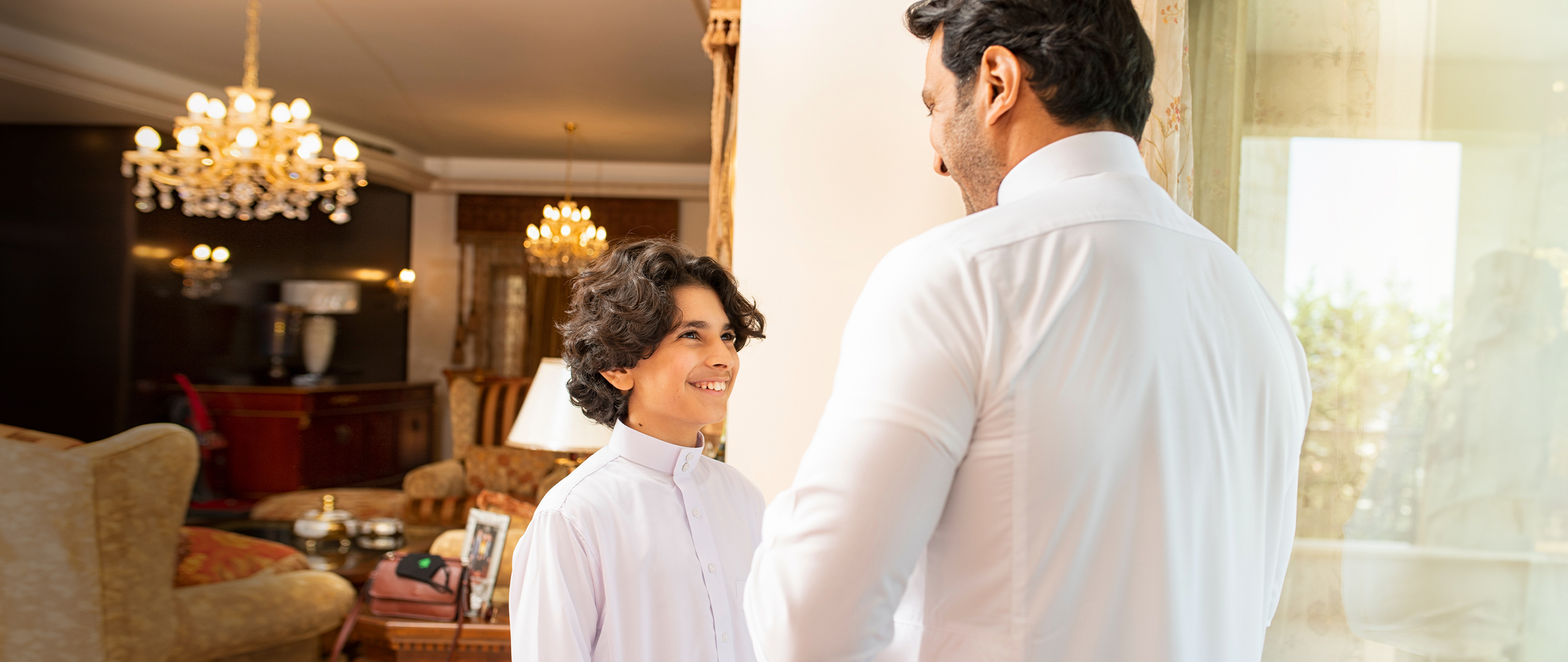 صورة ترويجية لحساب توفير القُصّر توضّح هدف الحساب وشروط الأهلية.