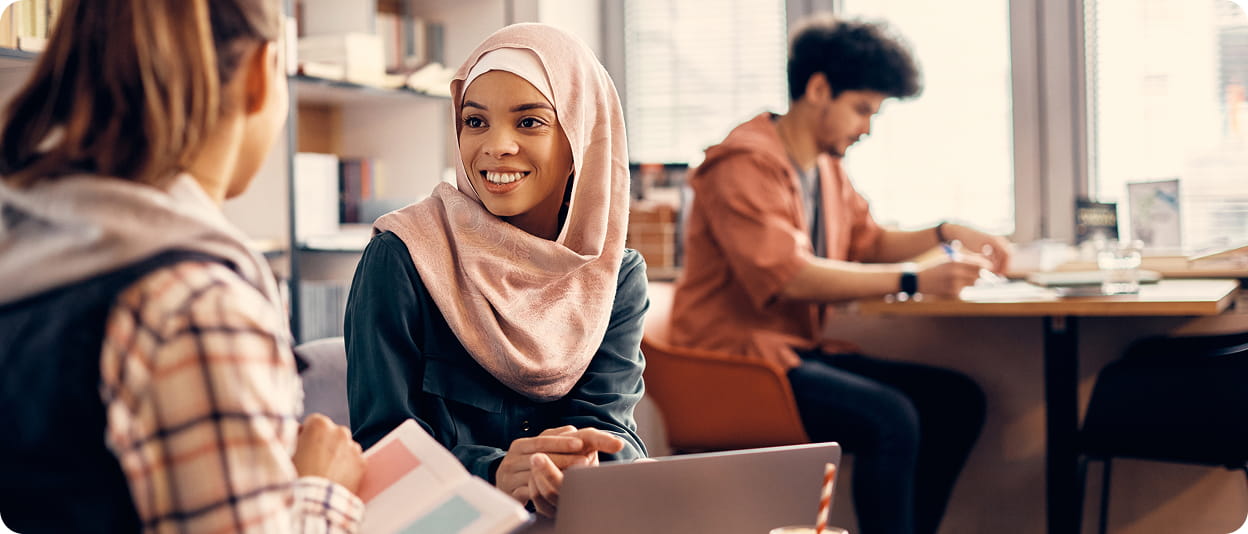 بطاقة دفع تحتوي على أيقونات الخدمة المحيطة وملصقات الميزات.
