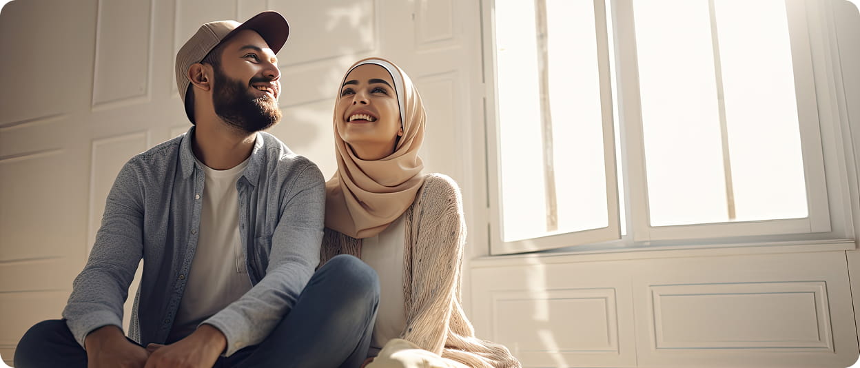 الضغط اليدوي على لوحة مفاتيح اللابتوب.