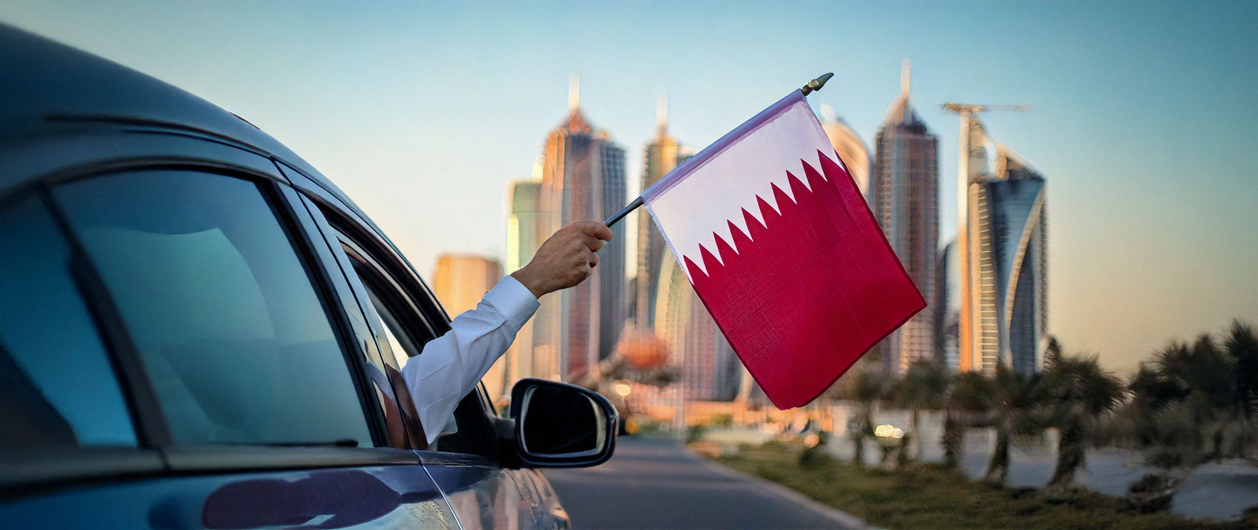 لافتة تبرز منتج تأمين السيارات.