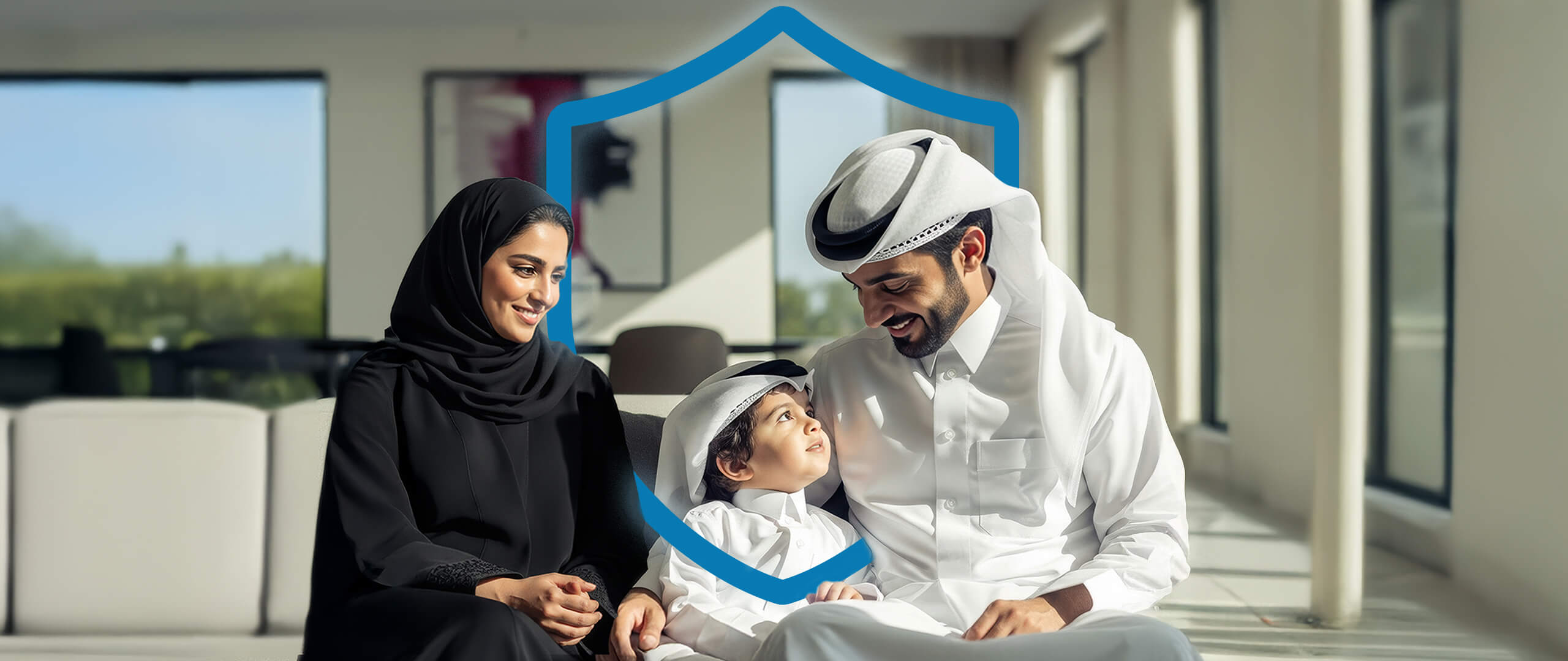 عائلة تتمتع بالحماية المالية مع برنامج تكافل لاستمرارية الحياة من المصرف