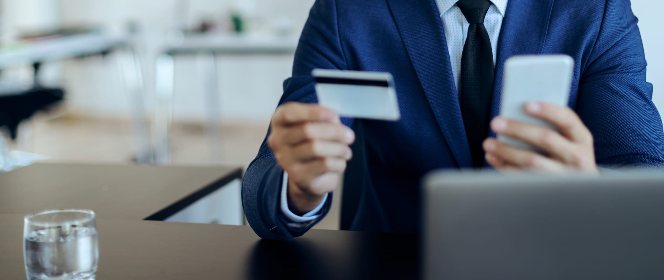 لافتة تبرز خدمة التحويلات الدولية المباشرة.